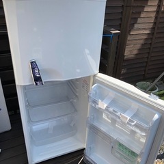 単身者用サイズの2ドア冷蔵庫の画像