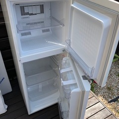 単身者用サイズの2ドア冷蔵庫の画像