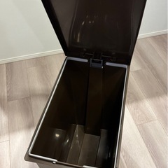 ニトリ 消臭スリムペダルペール - ブラウン45L（2コ）/ 30L（1コ）セットの画像