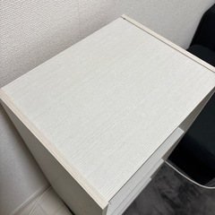 白色のカラーボックスの画像