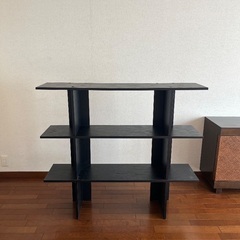 黒色の棚3段の画像