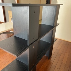 黒色の棚3段の画像