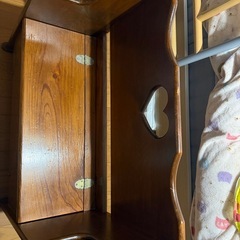 アンティーク風収納できるベンチの画像