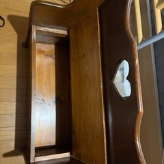 アンティーク風収納できるベンチの画像