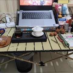 新品・折りたたみ式の携帯用キャンプテーブルです。 コンパクトに収納でき、持ち運びに便利です。 アルミ合金製で、傷に強く、錆びにくく、しっかりした作りです。 サイズ：95×55×50cmの画像