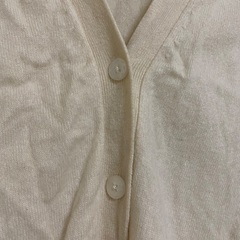 白　ニットカーディガンの画像