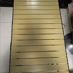新品・折りたたみ式の携帯用キャンプテーブルです。 コンパクトに収納でき、持ち運びに便利です。 アルミ合金製で、傷に強く、錆びにくく、しっかりした作りです。 サイズ：95×55×50cmの画像