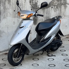 大人気セール‼️驚愕の低走行7100キロ🏃‍♀️安心のバッテリー新品✨️前後タイヤまだまだ山あり🗻嬉しいオイル満タン補充済み🈵オイル交換不要⭕️継ぎ足しだけで🆗2サイクルでパワフルな走り💨SA16J ジョグ✴の画像