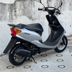 大人気セール‼️驚愕の低走行7100キロ🏃‍♀️安心のバッテリー新品✨️前後タイヤまだまだ山あり🗻嬉しいオイル満タン補充済み🈵オイル交換不要⭕️継ぎ足しだけで🆗2サイクルでパワフルな走り💨SA16J ジョグ✴の画像