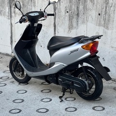 大人気セール‼️驚愕の低走行7100キロ🏃‍♀️安心のバッテリー新品✨️前後タイヤまだまだ山あり🗻嬉しいオイル満タン補充済み🈵オイル交換不要⭕️継ぎ足しだけで🆗2サイクルでパワフルな走り💨SA16J ジョグ✴の画像