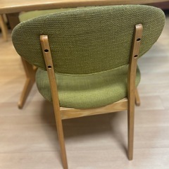 ダイニングテーブル、ベンチ、椅子1脚の画像