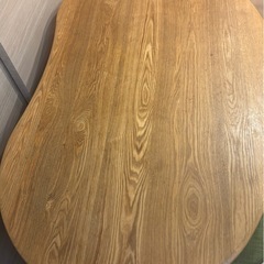 ダイニングテーブル、ベンチ、椅子1脚の画像