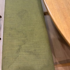 ダイニングテーブル、ベンチ、椅子1脚の画像