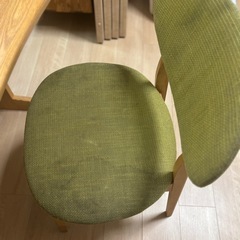 ダイニングテーブル、ベンチ、椅子1脚の画像