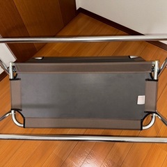 キャプテンスタッグ折りたたみベンチとBBQコンロの画像