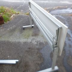 中古 会議用テーブル 折りたたみスタッキングテーブル 天板サイズ180㎝×45㎝ 天板白色 レバーで天板が起きるタイプです! の画像