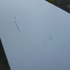 中古 会議用テーブル 折りたたみスタッキングテーブル 天板サイズ180㎝×45㎝ 天板白色 レバーで天板が起きるタイプです! の画像