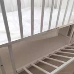 白い大和屋のベビーベッドの画像