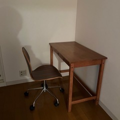 机と椅子の画像