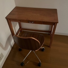 机と椅子の画像