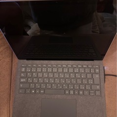 シルバーのMicrosoft Surface Laptopの画像