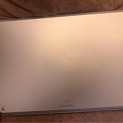 シルバーのMicrosoft Surface Laptopの画像