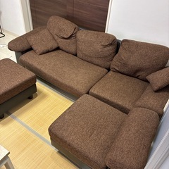 モダンデコ 3人掛けカウチソファ、オットマン付きの画像