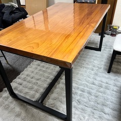 ダイニングテーブルの画像