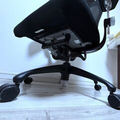 【Vitra】（ヴィトラ）高機能オフィスチェア 黒 メッシュ 背もたれ可動 ヘッドレスト付の画像