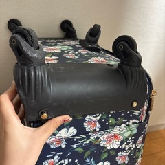 タイで購入したでかいスーツケース(右の部分のコロコロが壊れかけです)の画像