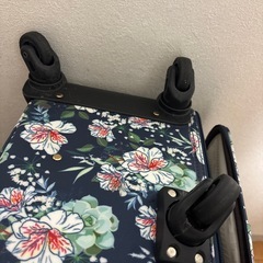 タイで購入したでかいスーツケース(右の部分のコロコロが壊れかけです)の画像