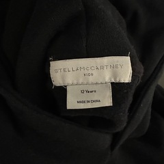 KIDS 12years ブラックパーカー 赤いスマイルロゴ フーデ男女兼用の画像