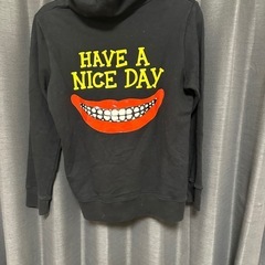 KIDS 12years ブラックパーカー 赤いスマイルロゴ フーデ男女兼用の画像