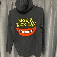 KIDS 12years ブラックパーカー 赤いスマイルロゴ フーデ男女兼用の画像