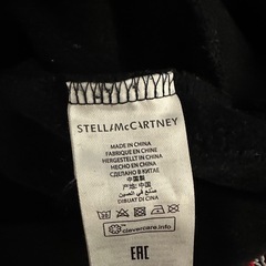 KIDS 12years ブラックパーカー 赤いスマイルロゴ フーデ男女兼用の画像