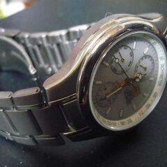 チタン製ソーラー腕時計の画像