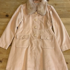 ファー付きピンクベージュロングコートの画像