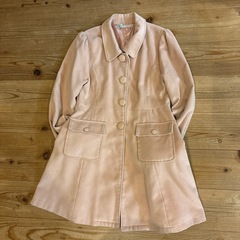 ファー付きピンクベージュロングコートの画像