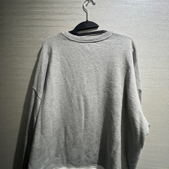 グレー　パーカーの画像