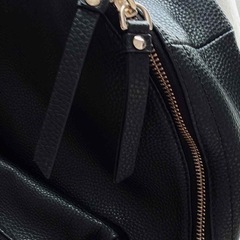 MARC JACOBS（マークジェイコブス） メタルロゴ レザー リュック ユニセックス（大） の画像