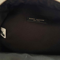 MARC JACOBS（マークジェイコブス） メタルロゴ レザー リュック ユニセックス（大） の画像