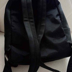 MARC JACOBS（マークジェイコブス） メタルロゴ レザー リュック ユニセックス（大） の画像