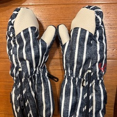 ほぼ新品　yukスキーウェア 120 ストライプ 手袋付きの画像