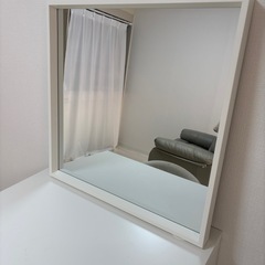 テーブル椅子鏡の画像