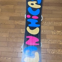 ELANCICAS = 147cm、シャツとズボン = XS、ストラップに少し損傷があります（写真）、使用に問題はないと思います、私は先週ワックスプロセスをしました,私は身長160cmの男性ですが、このボードは女性にも適していると思います,値下げを希望の場合はお知らせくださいボーナスとしてメガネと手袋をあげます☺️。の画像