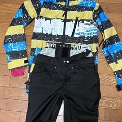 ELANCICAS = 147cm、シャツとズボン = XS、ストラップに少し損傷があります（写真）、使用に問題はないと思います、私は先週ワックスプロセスをしました,私は身長160cmの男性ですが、このボードは女性にも適していると思います,値下げを希望の場合はお知らせくださいボーナスとしてメガネと手袋をあげます☺️。の画像