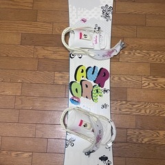 ELANCICAS = 147cm、シャツとズボン = XS、ストラップに少し損傷があります（写真）、使用に問題はないと思います、私は先週ワックスプロセスをしました,私は身長160cmの男性ですが、このボードは女性にも適していると思います,値下げを希望の場合はお知らせくださいボーナスとしてメガネと手袋をあげます☺️。の画像