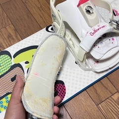 ELANCICAS = 147cm、シャツとズボン = XS、ストラップに少し損傷があります（写真）、使用に問題はないと思います、私は先週ワックスプロセスをしました,私は身長160cmの男性ですが、このボードは女性にも適していると思います,値下げを希望の場合はお知らせくださいボーナスとしてメガネと手袋をあげます☺️。の画像