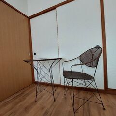 藤の丸テーブルとイスの画像