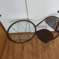 藤の丸テーブルとイスの画像